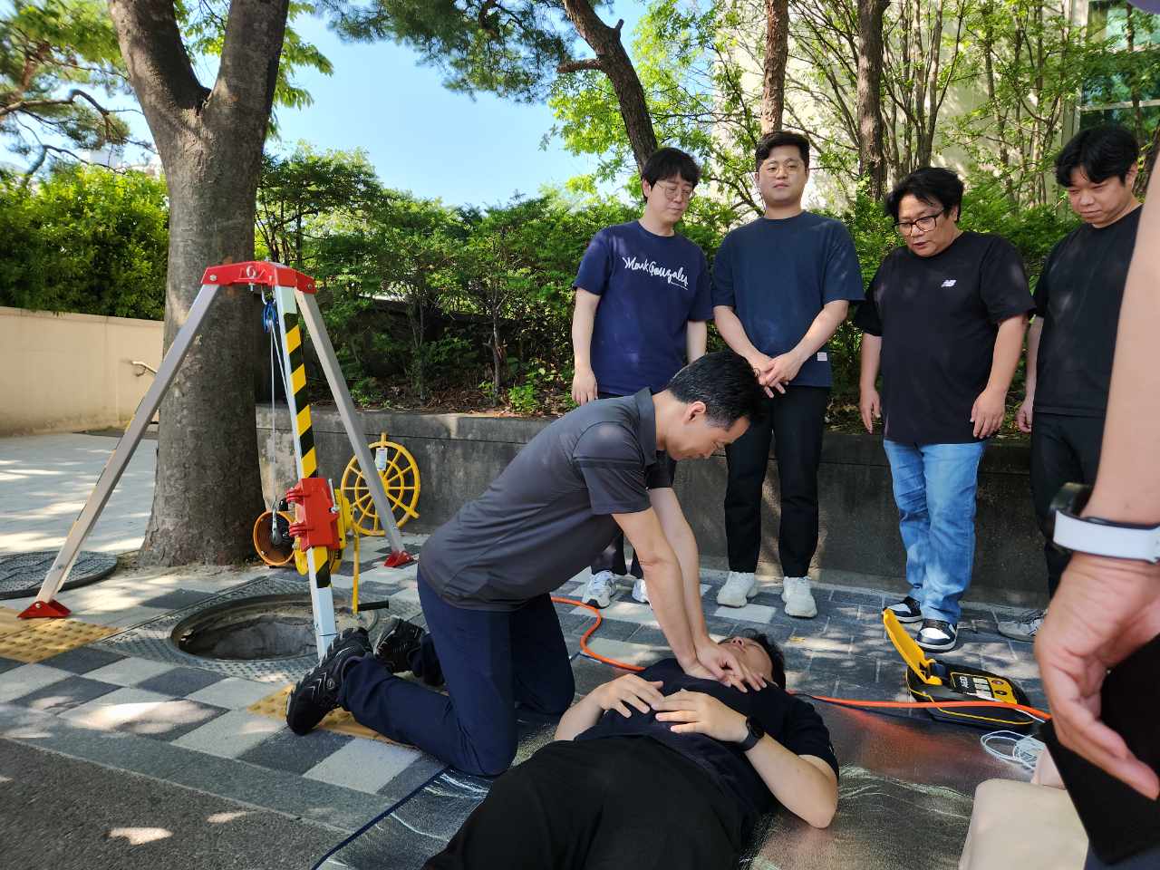 연수구가 최근 끊이지 않고 발생하고 있는 하수도 맨홀 등 밀폐공간 질식 사고를 예방하기 위해 행정력을 집중하고 있다